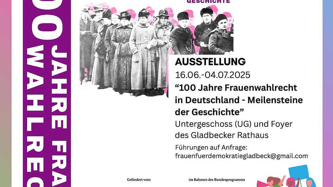 Ein Flyer der Initiative Frauen für Demokratie weist auf die Ausstellung 100 Jahre Frauenwahlrecht im Foyer und Untergeschoss des Gladbecker Rathauses in der Zeit vom 16. Juni bis 04. Juli 2025 hin.